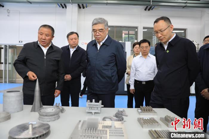民進(jìn)中央常務(wù)副主席朱永新率調(diào)研組赴四川開(kāi)展重點(diǎn)考察調(diào)研。圖為在四川工程職業(yè)技術(shù)學(xué)院考察調(diào)研?！∶襁M(jìn)中央供圖