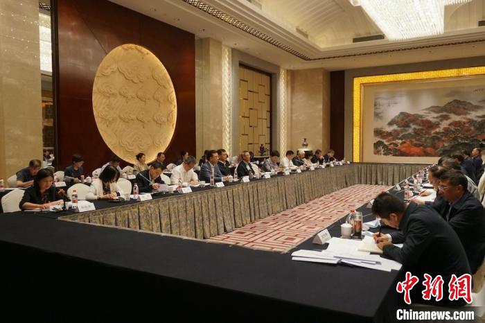 民進(jìn)中央主席蔡達(dá)峰近日率調(diào)研組赴江蘇開(kāi)展重點(diǎn)考察調(diào)研。圖為在調(diào)研座談會(huì)現(xiàn)場(chǎng)?！∶襁M(jìn)中央供圖