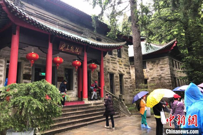圖為在廬山抗戰(zhàn)博物館外，有不少等待參觀的游客?！蛆i泉 攝