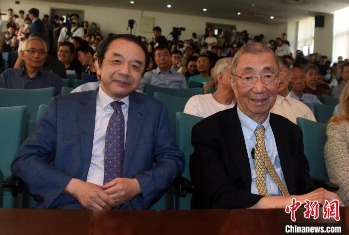 高能論壇開始前，丁肇中先生(右)與主持論壇的中科院高能所所長王貽芳院士合影?！?lt;a target='_blank' href='/'><p  align=