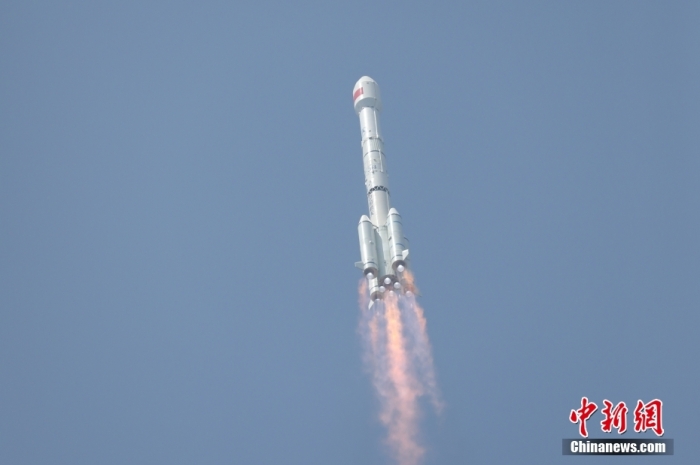 5月17日10時49分，我國在西昌衛(wèi)星發(fā)射中心用長征三號乙運載火箭，成功發(fā)射第五十六顆北斗導航衛(wèi)星。該衛(wèi)星屬地球靜止軌道衛(wèi)星，是我國北斗三號工程的首顆備份衛(wèi)星。入軌并完成在軌測試后，將接入北斗衛(wèi)星導航系統(tǒng)。此次發(fā)射是北斗三號工程高密度組網(wǎng)之后，時隔3年的首發(fā)任務。朱磊 攝