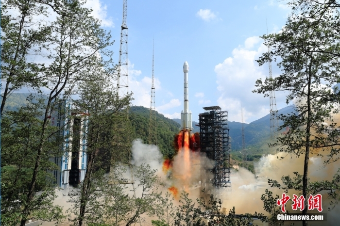 5月17日10時49分，我國在西昌衛(wèi)星發(fā)射中心用長征三號乙運載火箭，成功發(fā)射第五十六顆北斗導航衛(wèi)星。該衛(wèi)星屬地球靜止軌道衛(wèi)星，是我國北斗三號工程的首顆備份衛(wèi)星。入軌并完成在軌測試后，將接入北斗衛(wèi)星導航系統(tǒng)。此次發(fā)射是北斗三號工程高密度組網(wǎng)之后，時隔3年的首發(fā)任務。楊志遠 攝