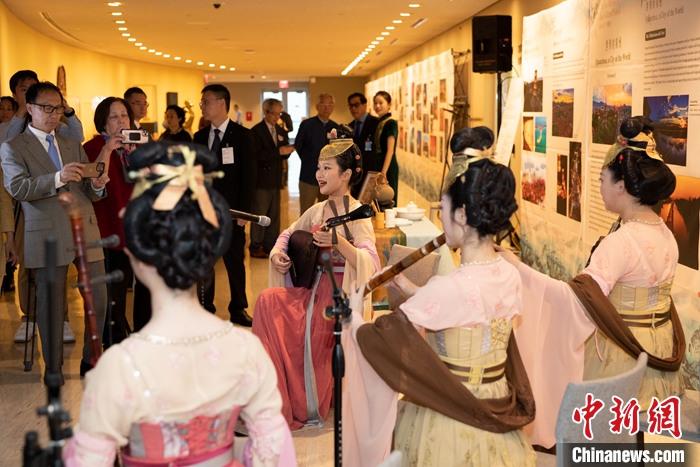 當?shù)貢r間5月19日，中國常駐聯(lián)合國代表團、中國文化和旅游部、泉州市人民政府在紐約聯(lián)合國總部聯(lián)合舉辦“茶和天下·雅集”主題展覽和招待會。圖為展覽現(xiàn)場泉州南音表演。 <a target='_blank' href='/' _fcksavedurl='/'><p  align=