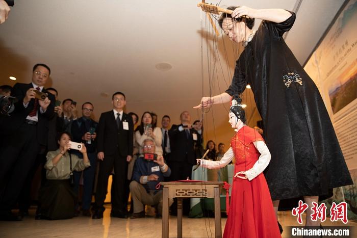 當?shù)貢r間5月19日，中國常駐聯(lián)合國代表團、中國文化和旅游部、泉州市人民政府在紐約聯(lián)合國總部聯(lián)合舉辦“茶和天下·雅集”主題展覽和招待會。圖為展覽表演泉州提線木偶寫書法。 <a target='_blank' href='/' _fcksavedurl='/'><p  align=