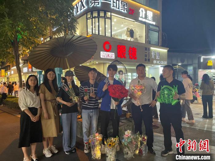 在東陽橫店，宣講團(tuán)導(dǎo)師、成員與橫店演員(右三)合影。　 東陽市融媒體中心 供圖