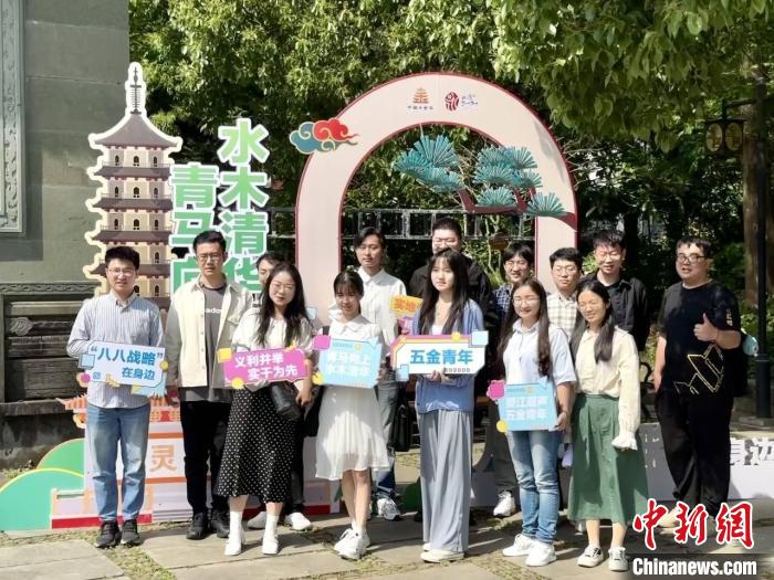 宣講團(tuán)成員在永康市合影。　呂鈺寧 攝