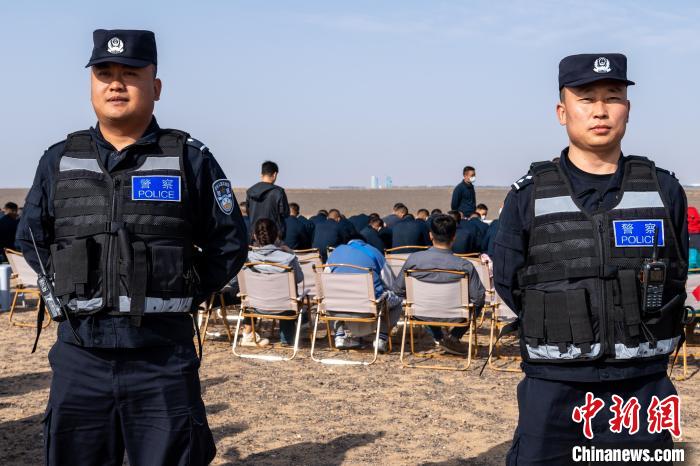 圖為承擔(dān)神舟十六號(hào)載人飛船安保任務(wù)的移民管理警察?！∨ｖ?攝