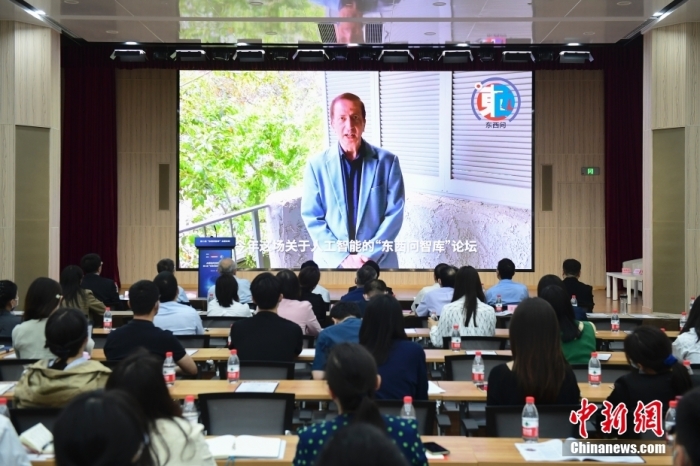 5月30日，<a target='_blank' href='/'>中新社</a>第二屆“東西問(wèn)智庫(kù)”主題論壇在北京舉行，多位中外專(zhuān)家圍繞“AI革命與文明進(jìn)化”展開(kāi)討論。圖為美國(guó)加州理工學(xué)院電氣工程和計(jì)算機(jī)科學(xué)教授、人工智能專(zhuān)家亞瑟·阿布-穆斯塔法通過(guò)視頻在論壇上作主旨演講。<a target='_blank' href='/'>中新社</a>記者 田雨昊 攝