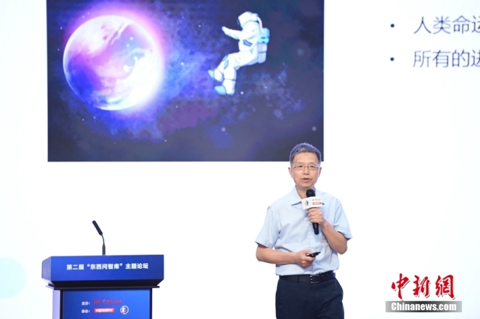 5月30日，<a target='_blank' href='/'>中新社</a>第二屆“東西問(wèn)智庫(kù)”主題論壇在北京舉行，多位中外專(zhuān)家圍繞“AI革命與文明進(jìn)化”展開(kāi)討論。圖為北京大學(xué)新聞與傳播學(xué)院教授胡泳在論壇上作主旨演講。<a target='_blank' href='/'>中新社</a>記者 田雨昊 攝