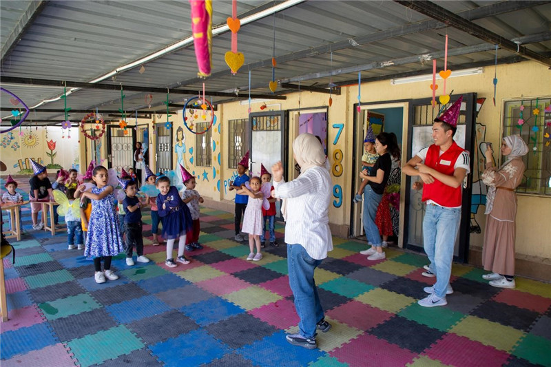 圖為中埃青年志愿者在埃及新開羅幼兒園開展“志愿服務(wù)伴成長，中埃攜手慶六一”活動(dòng)。中建埃及分公司供圖
