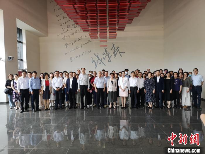 上海僑界人士參觀上海交通大學(xué)錢學(xué)森圖書館?！》队畋?攝