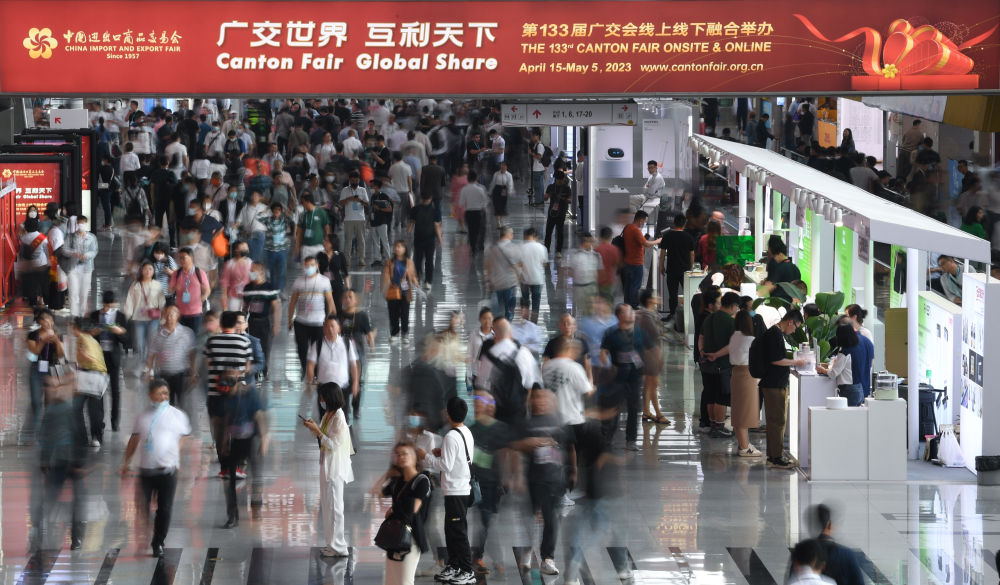 這是4月15日拍攝的廣交會(huì)現(xiàn)場(chǎng)。第133屆中國(guó)進(jìn)出口商品交易會(huì)（廣交會(huì)）全面恢復(fù)線下展，吸引220多個(gè)國(guó)家和地區(qū)的數(shù)十萬采購(gòu)商報(bào)名參會(huì)。新華社記者 鄧華 攝
