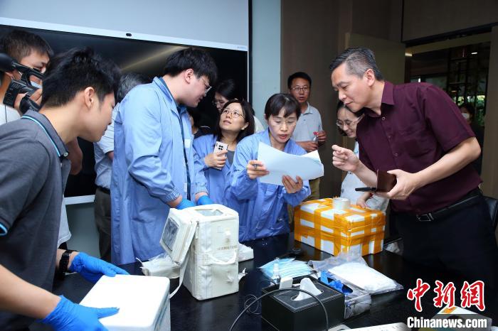 科研人員清點(diǎn)、查看隨神舟十五號(hào)返回地面的空間科學(xué)實(shí)驗(yàn)樣品?！≈锌圃嚎臻g應(yīng)用中心 供圖