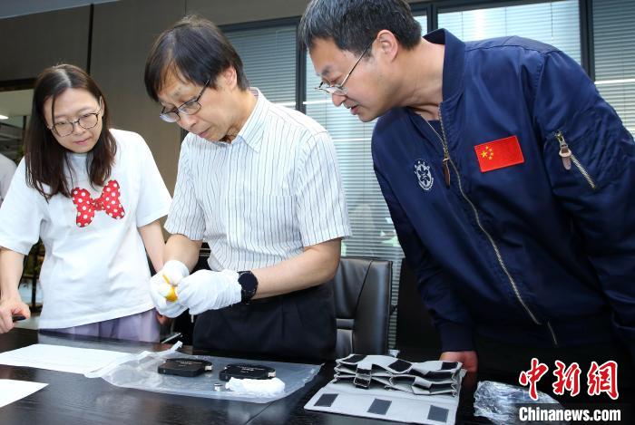 科研人員查看隨神舟十五號(hào)返回地面的空間科學(xué)實(shí)驗(yàn)樣品。　中科院空間應(yīng)用中心 供圖