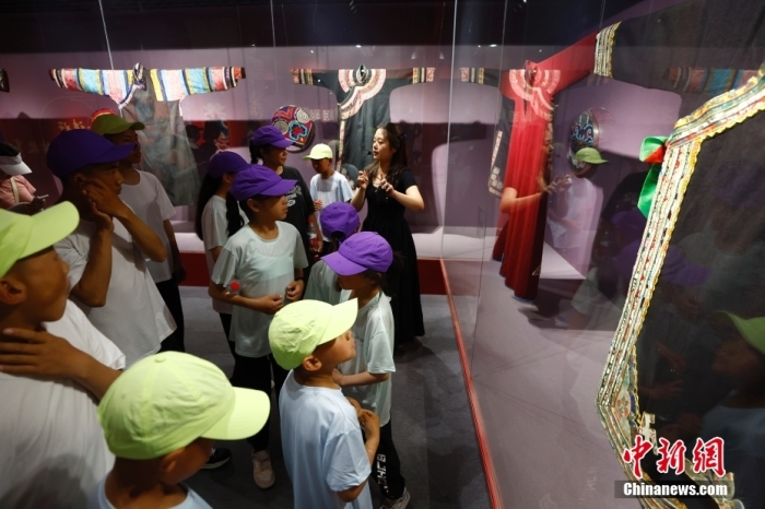 圖為藏族青少年們參觀民族博物館。<a target='_blank' href='/' _fcksavedurl='/'><p  align=