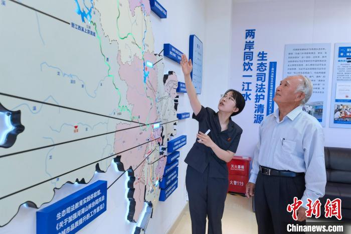 金門同胞參觀金門供水水源生態(tài)司法保護(hù)基地?！O虹 攝
