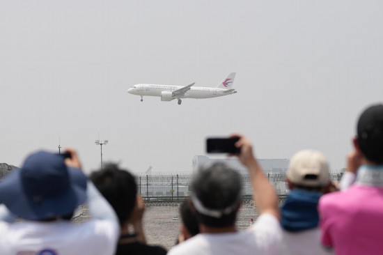 5月28日，C919首個商業(yè)航班東航MU9191飛抵北京首都國際機(jī)場。新華社記者鞠煥宗攝