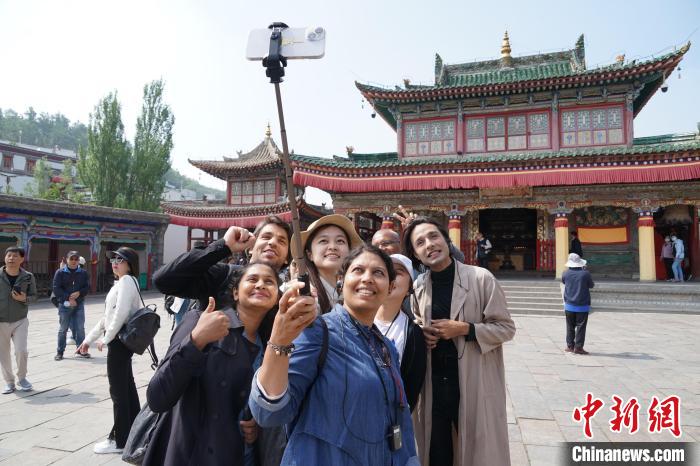 圖為外國記者在塔爾寺合影?！●R銘言 攝