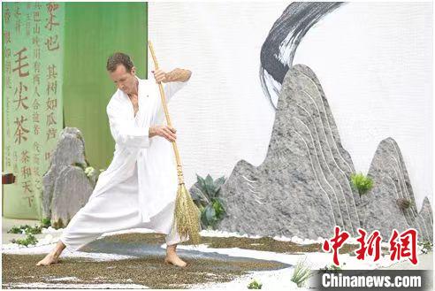 圖為《信陽毛尖·茶舞》沉浸式藝術(shù)表演?！⌒抨柺形麄鞑抗﹫D