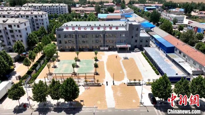 德州陵城區(qū)開放1297處鎮(zhèn)村公共場地，緩解農(nóng)民曬糧難題?！×瓿菂^(qū)委宣傳部供圖
