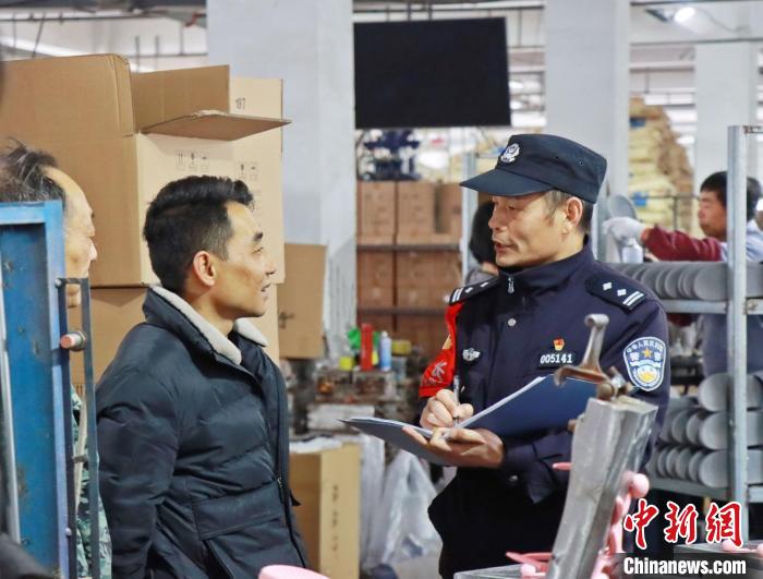3月30日，大興派出所民警來到轄區(qū)中小企業(yè)，開展“為民為企為項目”走訪活動。　合肥警方供圖