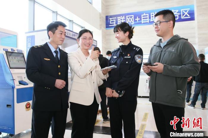 4月10日，安徽合肥，一家運輸企業(yè)負(fù)責(zé)人在工作人員的指導(dǎo)下，使用小程序辦理車管業(yè)務(wù)。　合肥警方供圖