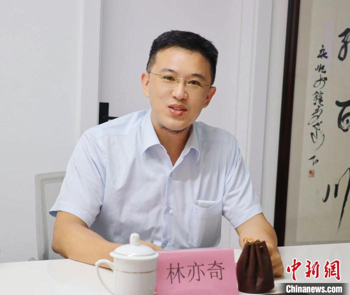 臺(tái)灣創(chuàng)新聯(lián)合建筑協(xié)會(huì)理事長(zhǎng)林亦奇講述設(shè)立驛站愿景?！窃式?攝