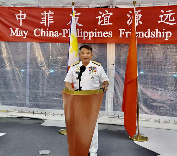 菲海軍司令阿達(dá)奇代表菲馬科斯總統(tǒng)歡迎“戚繼光”艦到訪(fǎng)。中國(guó)駐菲律賓大使館供圖