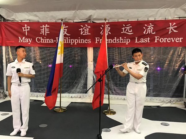 艦上官兵表演歌舞、民樂(lè)、武術(shù)等節(jié)目。中國(guó)駐菲律賓大使館供圖