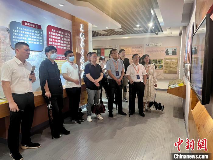 與會人員在后陳村走訪。　董易鑫 攝