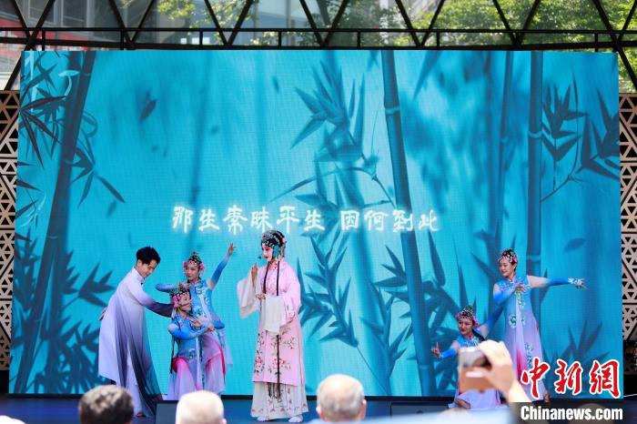 開幕式上舞臺展演之一《水舞昆韻》。