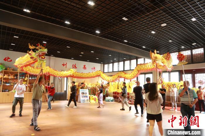 臺胞臺屬體驗舞龍?！≈芪的裙﹫D