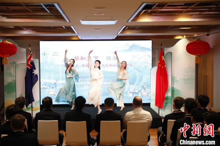 澳大利亞悉尼中學生參加“茶和天下”雅集文化體驗活動。圖為悉尼夕月組合的茶舞表演《福茶香飄》?！☆檿r宏 攝