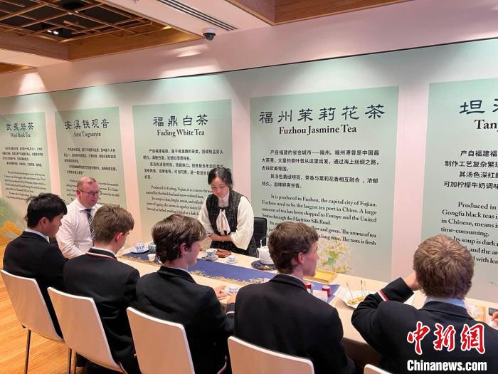 澳大利亞悉尼中學生參加“茶和天下”雅集文化體驗活動。　顧時宏 攝