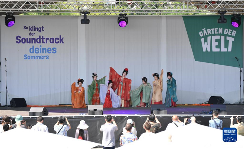 7月8日，在德國柏林世界公園，漢服愛好者進行漢服展示。新華社記者 任鵬飛 攝