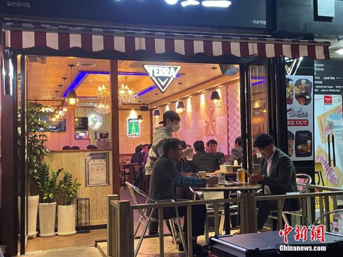資料圖：韓國首爾市民在餐館用餐。 <a target='_blank' href='/' _fcksavedurl='/'><p  align=