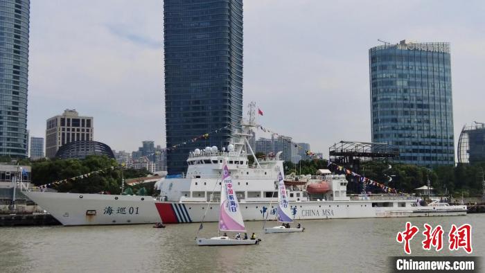 海事巡航救助船“海巡01”輪?？繃?guó)客碼頭，向公眾免費(fèi)開放。　朱秋祉傲 攝