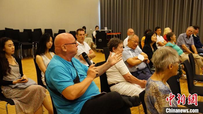 圖為現(xiàn)場觀眾提問?！“亓种袊幕行墓﹫D