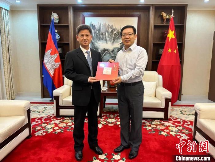 7月12日下午，中國(guó)駐柬埔寨大使王文天在金邊會(huì)見(jiàn)援柬中醫(yī)醫(yī)療隊(duì)?！≈袊?guó)駐柬埔寨大使館微信公眾號(hào) 攝