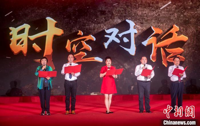陳曉帆與顏福慶之孫顏志淵、陶行知曾孫陶侃、榮毅仁侄女榮智豐深情朗誦《與統(tǒng)戰(zhàn)先輩的時(shí)空對(duì)話》?！堦?攝
