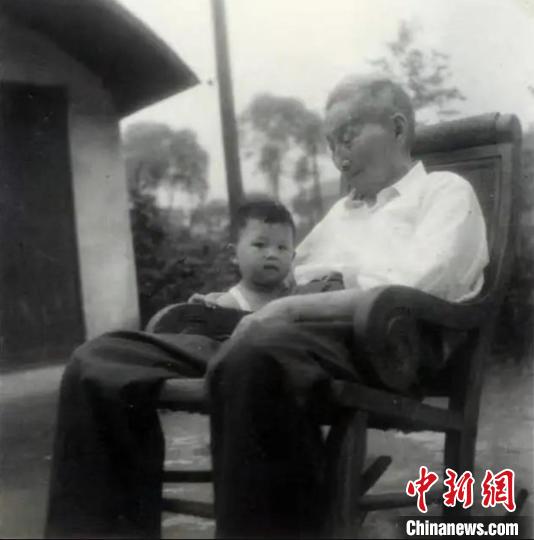 陳望道與幼年的陳曉帆?！￡悤苑﹫D