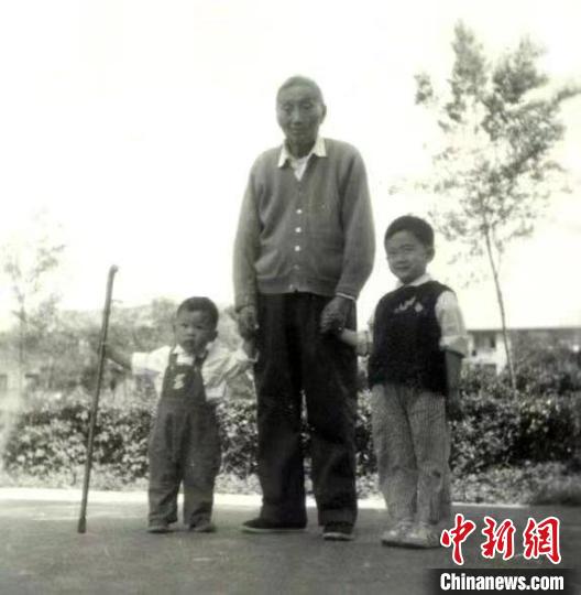 陳望道與幼年的陳曉帆(左)、陳曉帆的哥哥一起合影?！￡悤苑﹫D