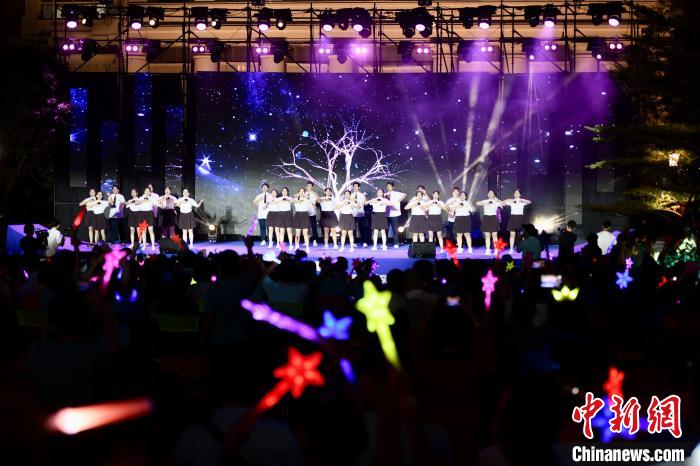 合唱表演《夜空中最亮的星》?！⊥鯑|明 攝