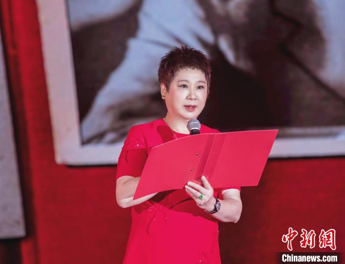 7月16日，榮智豐在2023年上海統(tǒng)戰(zhàn)文化周開幕活動(dòng)中朗誦《與統(tǒng)戰(zhàn)先輩的時(shí)空對(duì)話》?！堦?攝