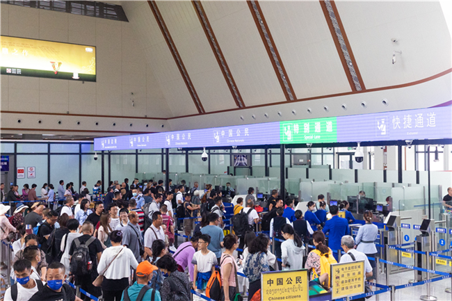 7月22日，乘坐中老鐵路國際旅客列車的旅客在磨憨邊檢大廳排隊候檢。衛(wèi)海林 攝