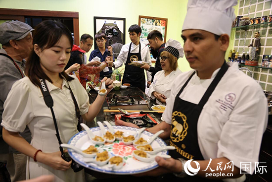 7月19日，參加美食活動的多國代表品嘗泰式傳統(tǒng)美食。人民網(wǎng)記者 張矜若攝