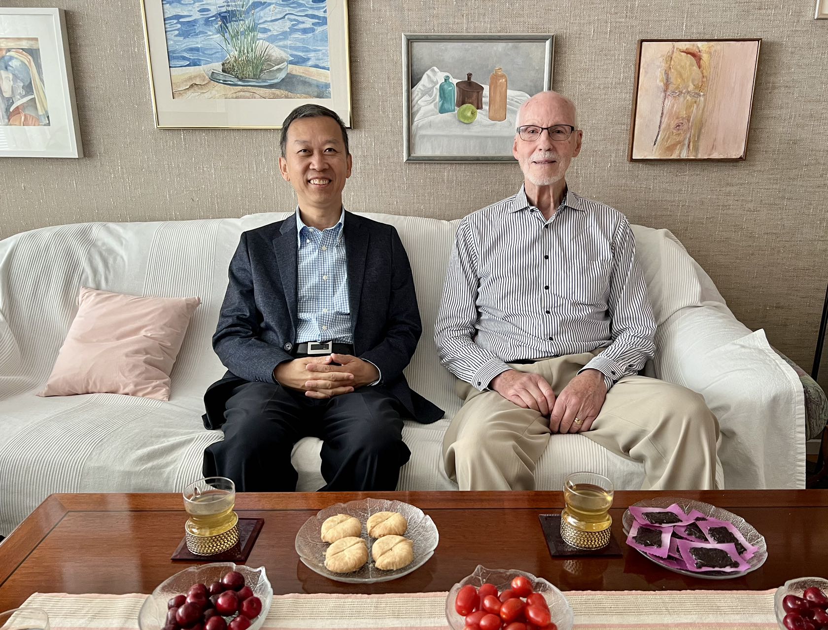 駐瑞典大使崔愛民看望瑞典科學(xué)家。中國駐瑞典大使館供圖