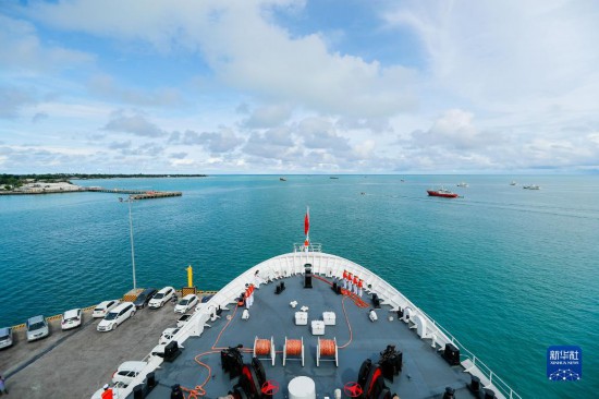 7月22日，中國海軍“和平方舟”號醫(yī)院船駛離基里巴斯首都塔拉瓦。當?shù)貢r間22日上午10時，執(zhí)行“和諧使命-2023”任務的中國海軍“和平方舟”號醫(yī)院船圓滿結束對基里巴斯的首次訪問，駛離基里巴斯首都塔拉瓦，前往本次任務的第二站湯加努庫阿洛法港。新華社發(fā)（黎宇 攝）