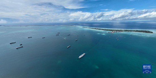 7月22日，中國海軍“和平方舟”號醫(yī)院船結束基里巴斯訪問，駛離塔拉瓦港。新華社發(fā)（桂江波 攝）