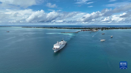 7月22日，中國海軍“和平方舟”號醫(yī)院船結束基里巴斯訪問，駛離塔拉瓦港。新華社發(fā)（桂江波 攝）